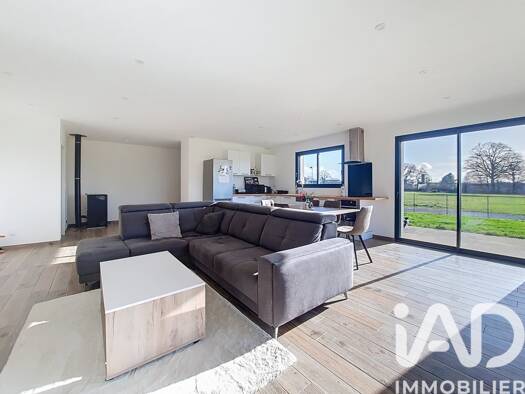 Maison de plain-pied à vendre 244 500 € 5 pièces 3 chambres 120 m² 557 m² de terrain Martigné-Ferchaud 35640