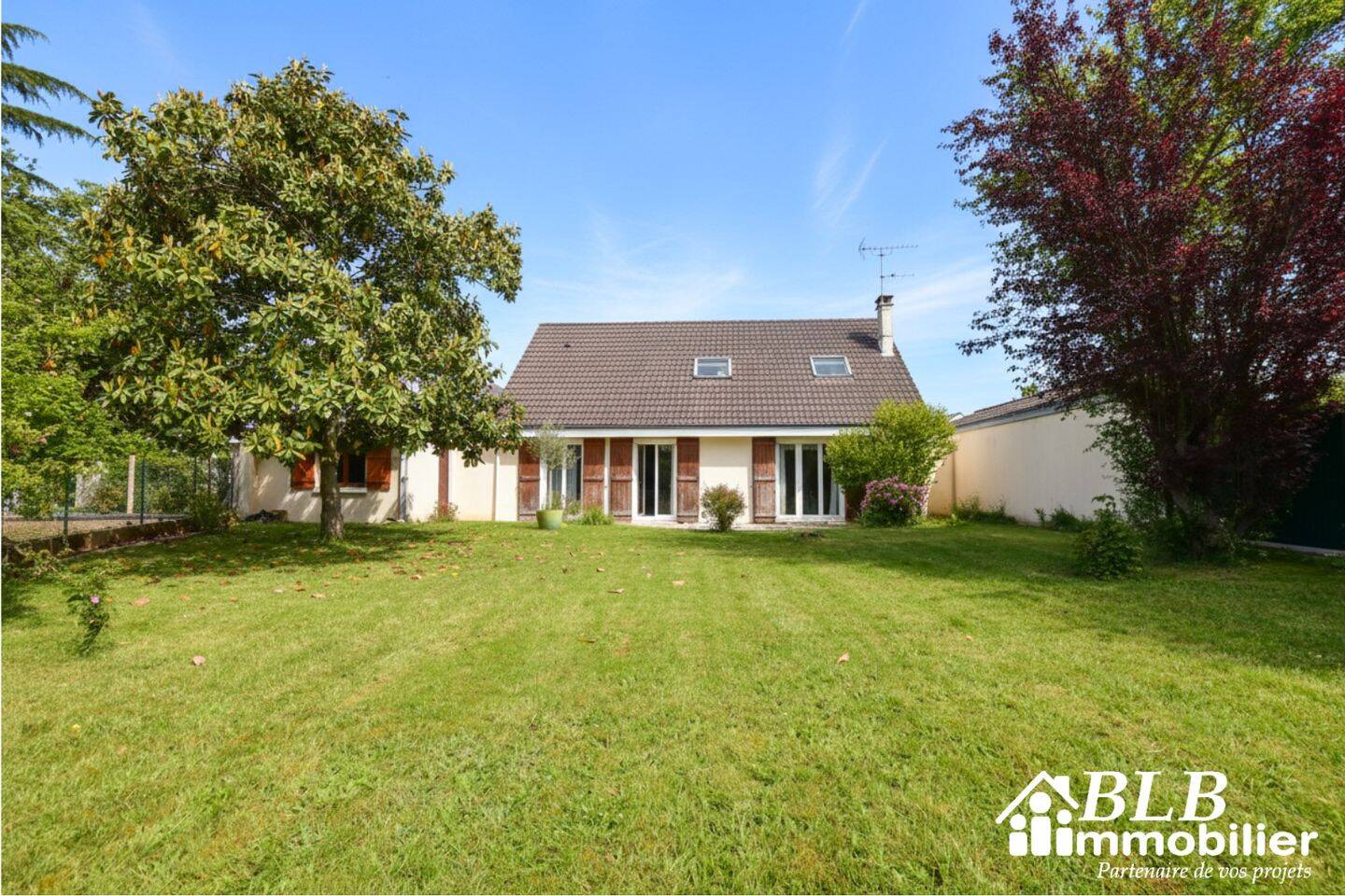 Maison 6 pièces 138 m² · à Les Essarts-le-Roi · 137,8 m² · 398 000 €