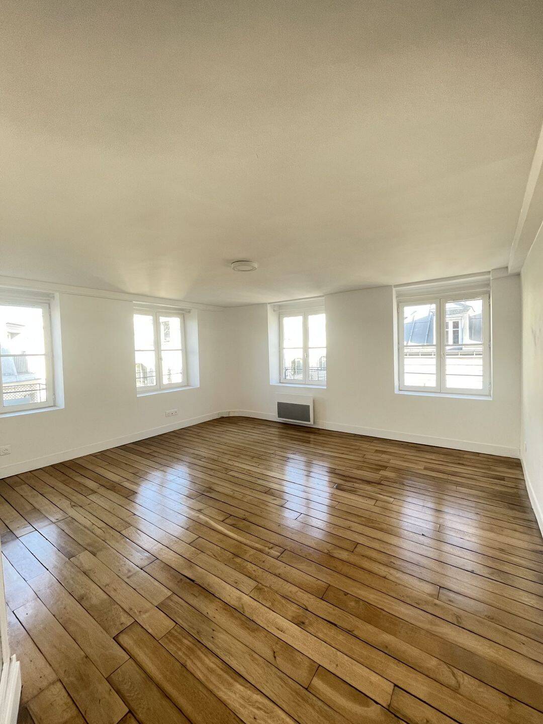 Appartement 3 pièces 53 m² · à Paris 2ème Arrondissement · 52,9 m² · 2 700 €/mois