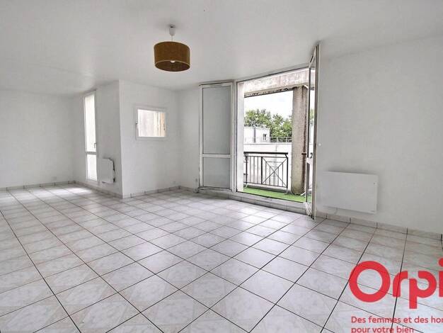 Appartement à vendre 273 000 € 5 pièces 4 chambres 92,9 m² Étage 3/3 La Sourderie-Nord Montigny-le-Bretonneux 78180