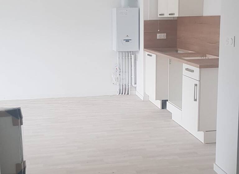 Appartement à louer 760 € 3 pièces 2<br/>chambres 58,3 m²<br/>superficie 1er<br/>étage Centre Ancien Lucé 28110