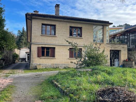 Appartement à louer 700 € 3 pièces 1 chambre 65 m² disponible dès maintenant Vals-les-Bains 07600