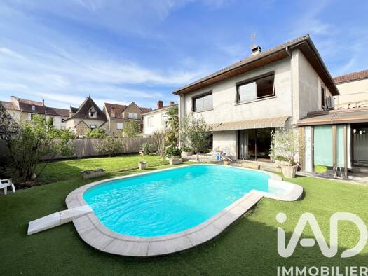Maison de ville à vendre 270 000 € 6 pièces 5 chambres 148 m² 552 m² de terrain Saint-Céré 46400