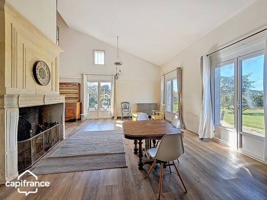 Maison à vendre 325 000 € 18 pièces 12 chambres 449 m² 17 696 m² de terrain Centre Ancien-Fertevault Thouars 79100