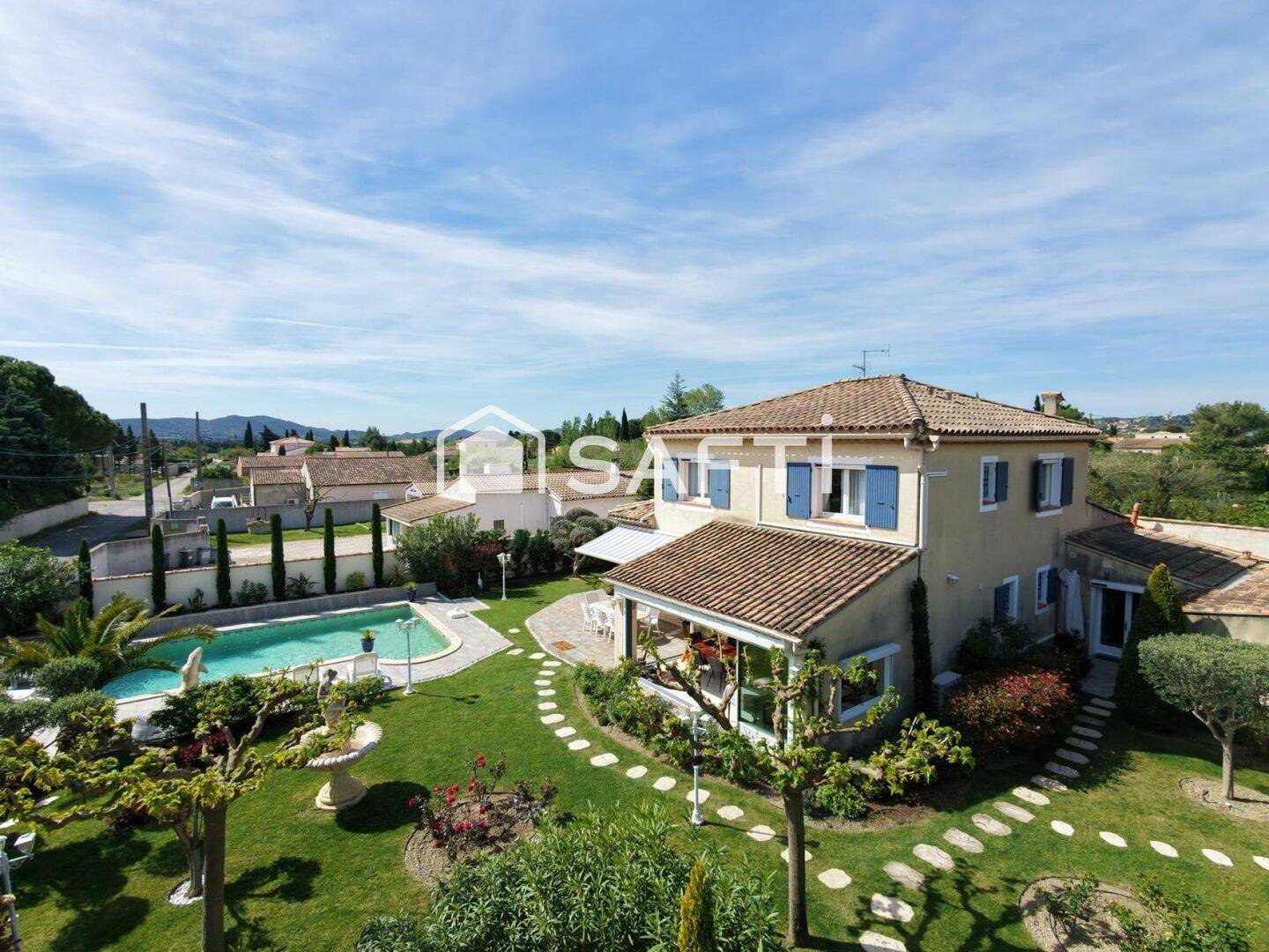 Maison 8 pièces 245 m² · à Rochefort-du-Gard · 245 m² · 679 000 €
