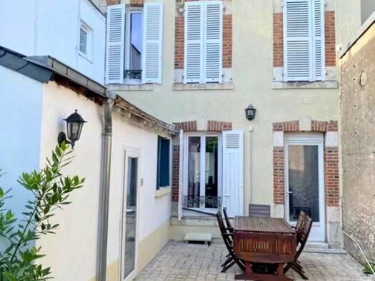 Maison de ville à vendre 330 000 € 6 pièces 4 chambres 128 m² 123 m² de terrain Acacias-Bannier-Groues Orléans 45000