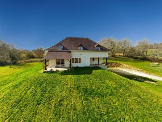 Maison à vendre 288 750 € 7 pièces 5 chambres 187 m² 8 418 m² de terrain Beaussac 24340