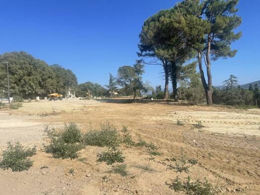 Terrain constructible viabilisé à vendre 184 900 € 450 m² de terrain Cadenet 84160