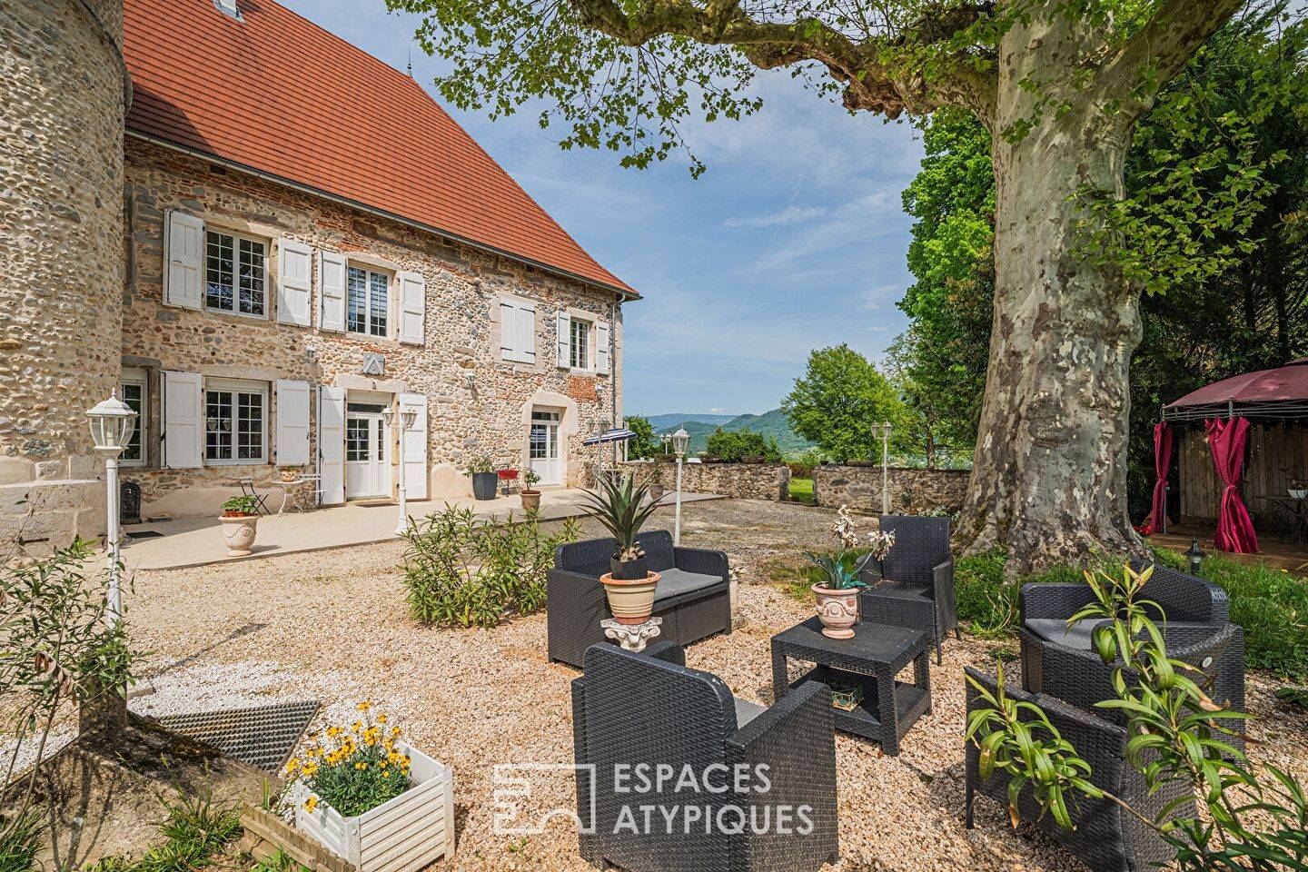 Maison 14 pièces 461 m² · à Le Pont-de-Beauvoisin · 461 m² · 1 350 000 €