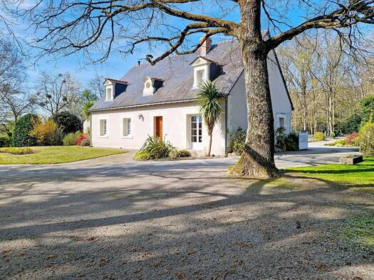 Maison de plain-pied à vendre 379 900 € 9 pièces 6 chambres 170 m² 9 880 m² de terrain Loire-Authion 49140