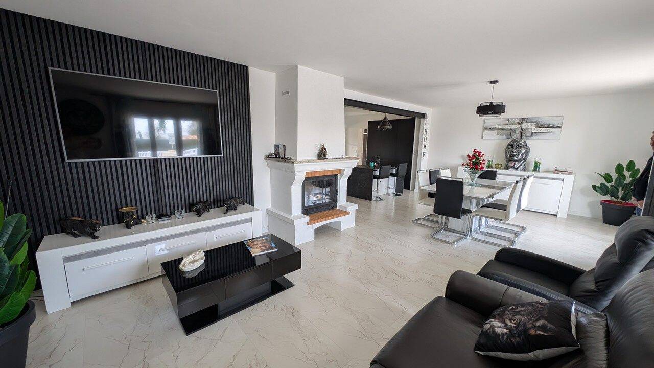 Maison 6 pièces 181 m² · à Saint-Hippolyte · 181 m² · 353 000 €