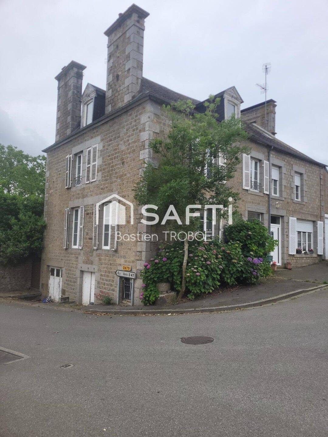 Maison 8 pièces 155 m² · à Isigny-le-Buat · 155 m² · 190 000 €