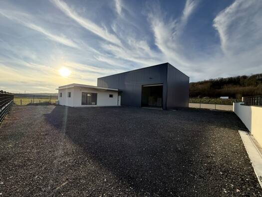 Local d'activités à louer 2 900 € 307 m² d'espace de stockage Mâcon 71000