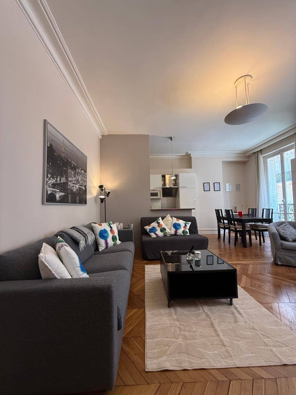 Appartement 3 pièces 70 m² · à Paris 8ème Arrondissement · 70 m² · 3 200 €
