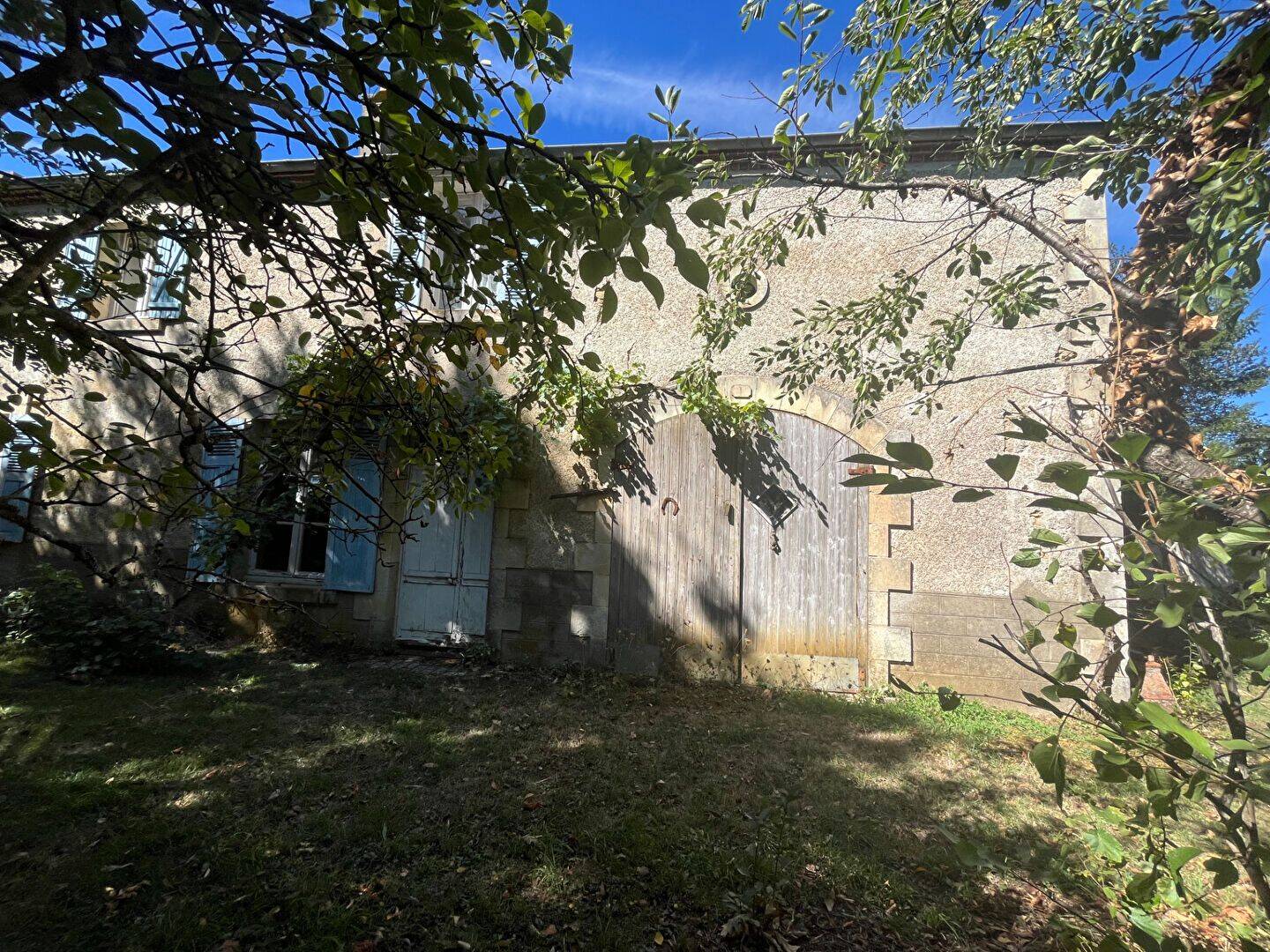 Maison 9 pièces 234 m² · à Humbligny · 234 m² · 88 000 €
