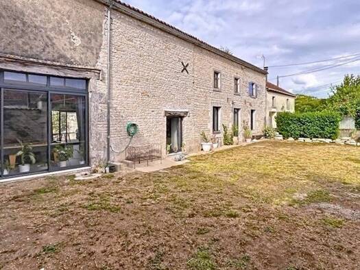 Maison à vendre 296 000 € 6 pièces 3 chambres 181 m² 9 960 m² de terrain Puyréaux 16230