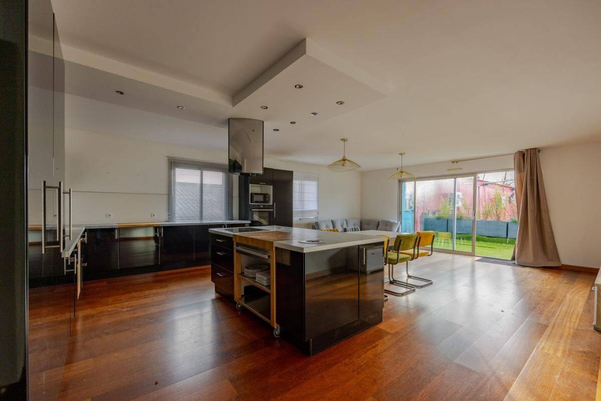 Maison 8 pièces 212 m² · à Rezé · 212 m² · 2 880 €/mois