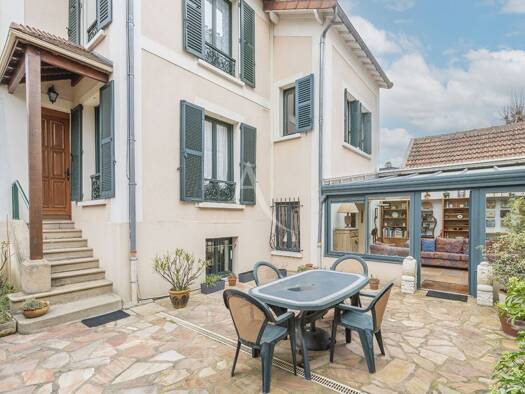 Maison à vendre 1 190 000 € 6 pièces 4 chambres 191 m² 299 m² de terrain Petit Garches Garches 92380