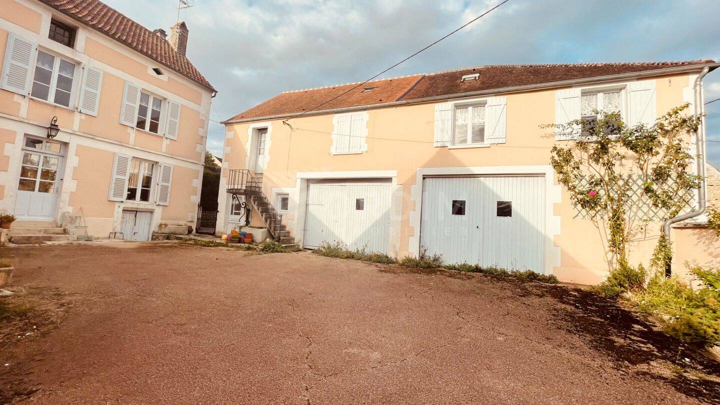 Maison 8 pièces 212 m² · à Courgis · 212 m² · 239 000 €