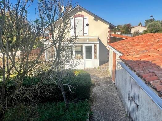 Maison à vendre 138 000 € 4 pièces 2 chambres 56 m² 589 m² de terrain Centre-Nord Est Mortagne-sur-Sèvre 85290