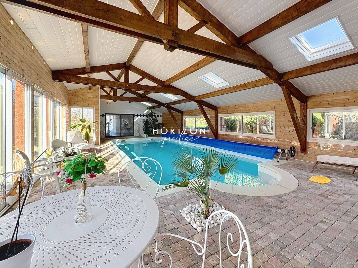 ILLIAT : Villa contemporaine 200 m2 habitables, 5 CH, piscine in