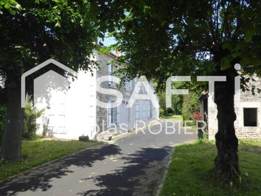 Maison à vendre 239 900 € 8 pièces 5 chambres 210 m² 3 347 m² de terrain François 79260