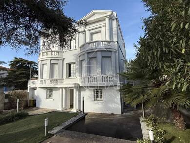 Hôtel particulier à louer 3 250 € 8 pièces 4 chambres 270 m² 270 m² de terrain Marseille 12ème 13012