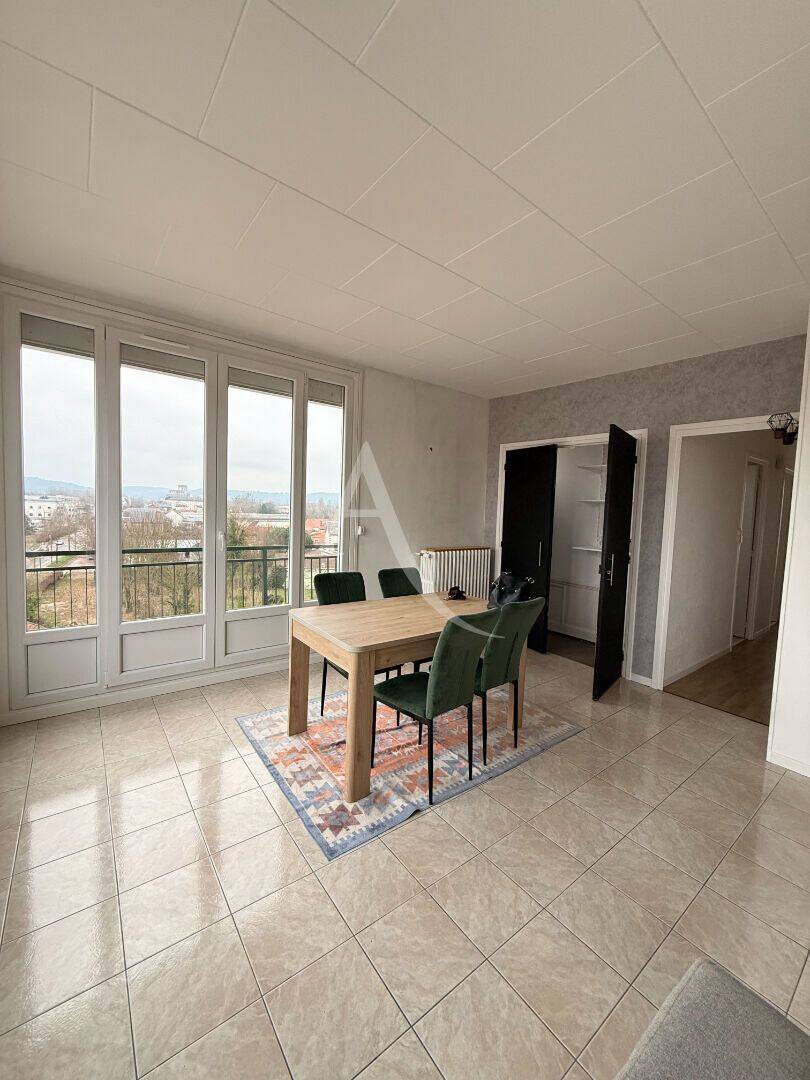 Appartement 3 pièces 90 m² · à Soissons · 90 m² · 890 €