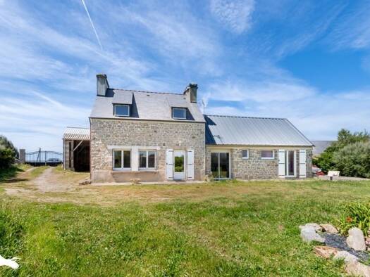 Maison de plain-pied à vendre 399 001 € 3 pièces 2 chambres 100 m² 2 181 m² de terrain Plouescat 29430