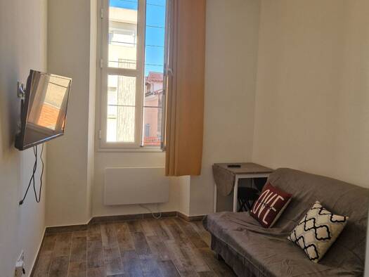 Appartement à louer 650 € 1 pièce 18 m² Étage -1/3 disponible dès maintenant Centre Vallauris 06220