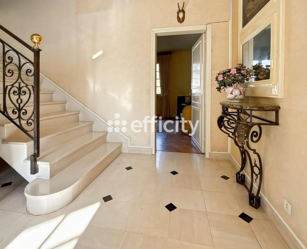 Maison 13 pièces 362 m² · à Évron · 362 m² · 439 000 €
