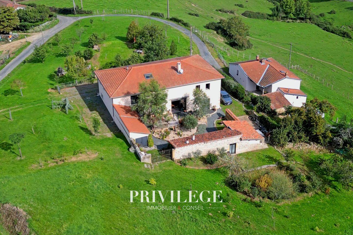 Maison 6 pièces 304 m² · à Lentilly · 304 m² · 930 000 €