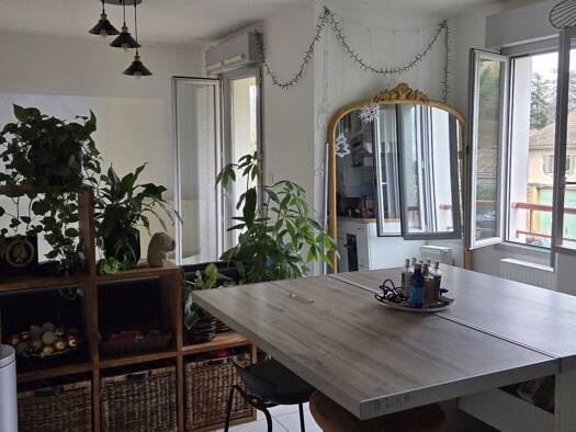 Appartement à louer 690 € 2 pièces 1 chambre 43 m² Étage 2/3 Genay 69730