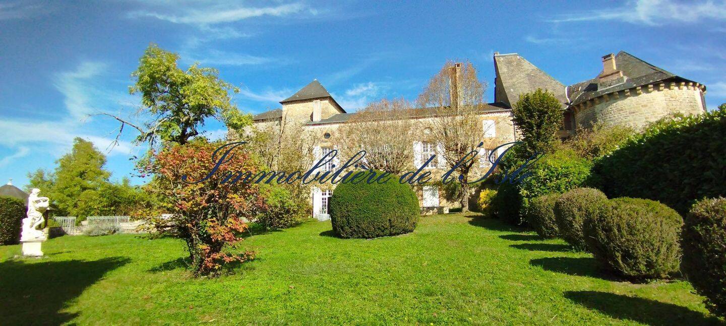 Maison 15 pièces 450 m² · à Hautefort · 450 m² · 735 000 €