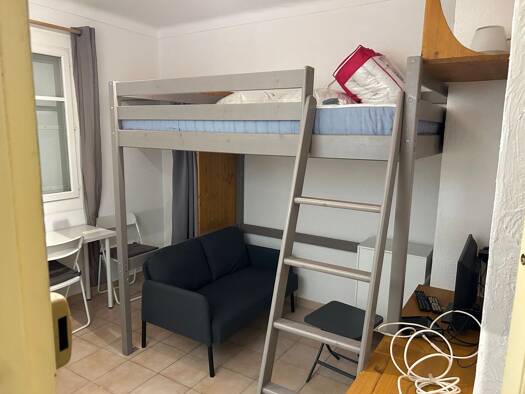 Appartement à louer 600 € 1 pièce 18 m² Étage 1/2 disponible dès maintenant Gabelle-Courcettes-Les Clos Vallauris 06220