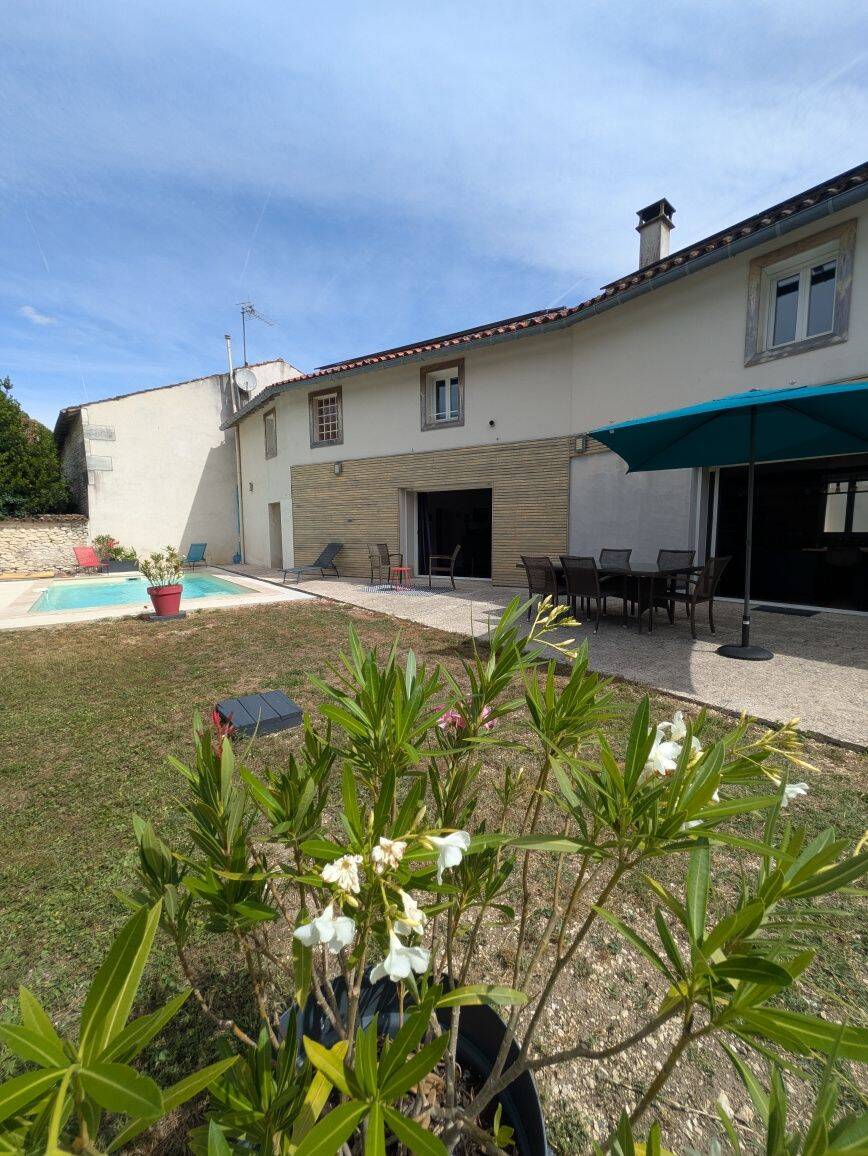 Maison 6 pièces 231 m² · à Salignac sur Charente · 231 m² · 349 650 €