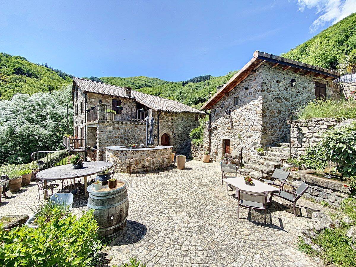Maison 10 pièces 330 m² · à Burzet · 330 m² · 795 000 €