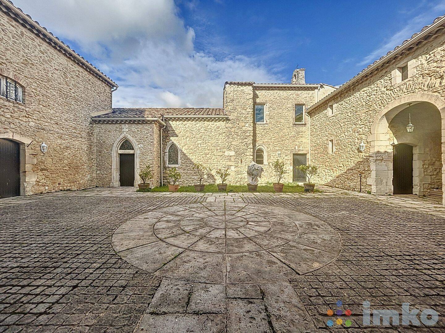 Maison 50 pièces 200 m² · à Pont-Saint-Esprit · 200 m² · 1 700 000 €