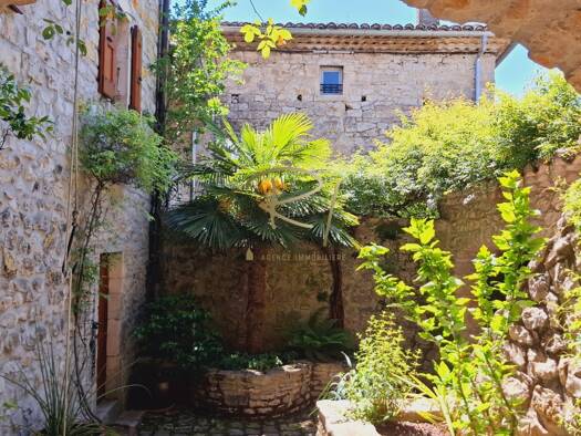 Ferme à vendre 295 000 € 4 pièces 3 chambres 105 m² 8 341 m² de terrain Vallon-Pont-d'Arc 07150