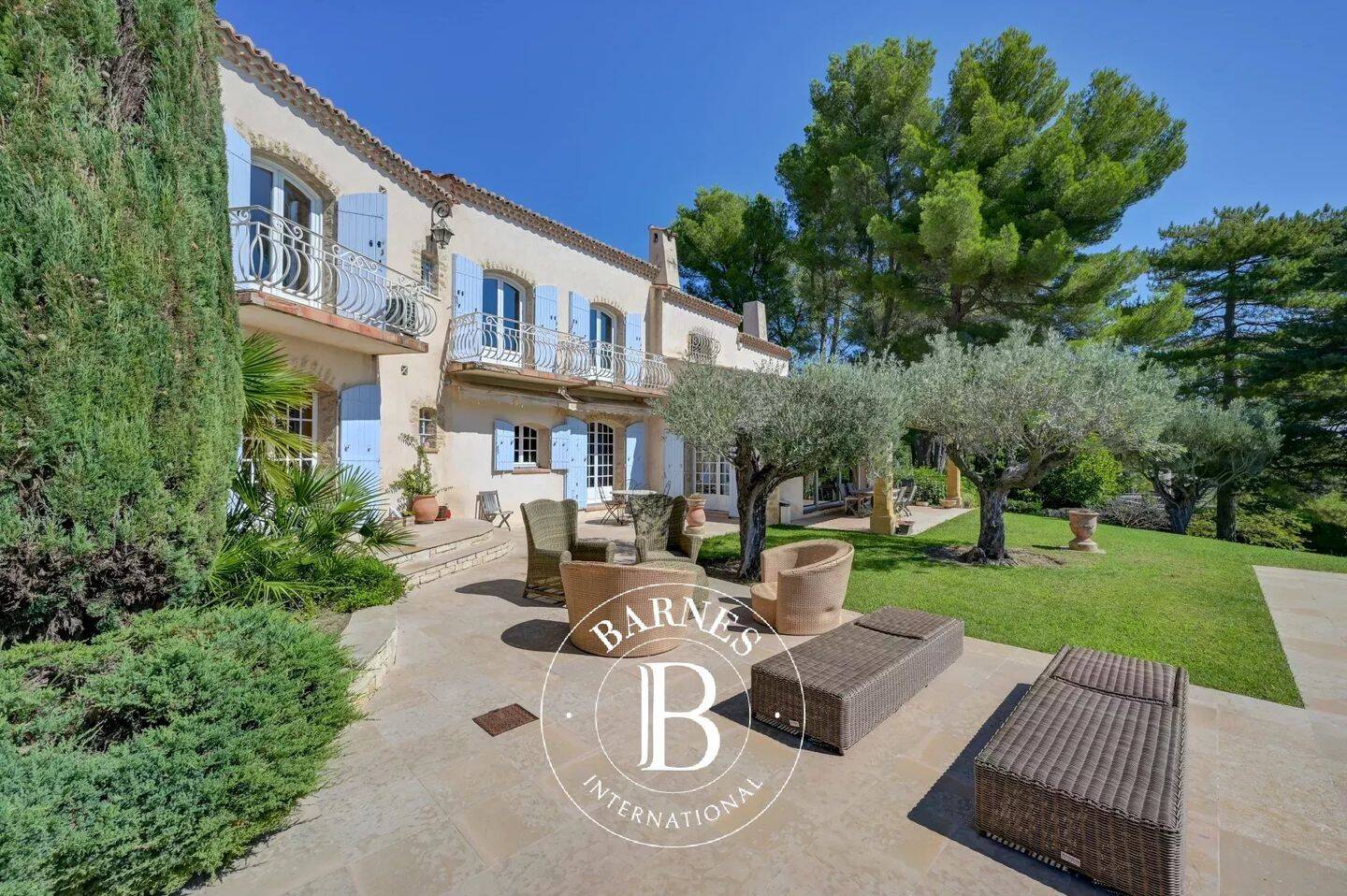 AIX EN PROVENCE - MAS PROVENCAL – 4 CHAMBRES - PISCINE – VUE PA