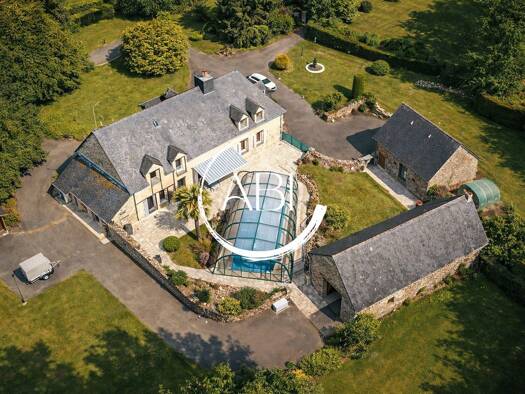 Maison à vendre 783 000 € 7 pièces 5 chambres 250 m² 23 585 m² de terrain Saint-Georges-Buttavent 53100