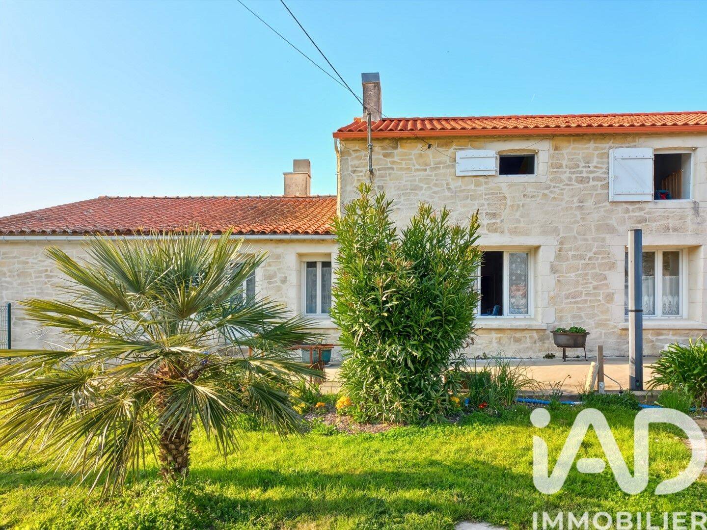 Maison 11 pièces 380 m² · à Saint-Mathurin · 380 m² · 475 000 €