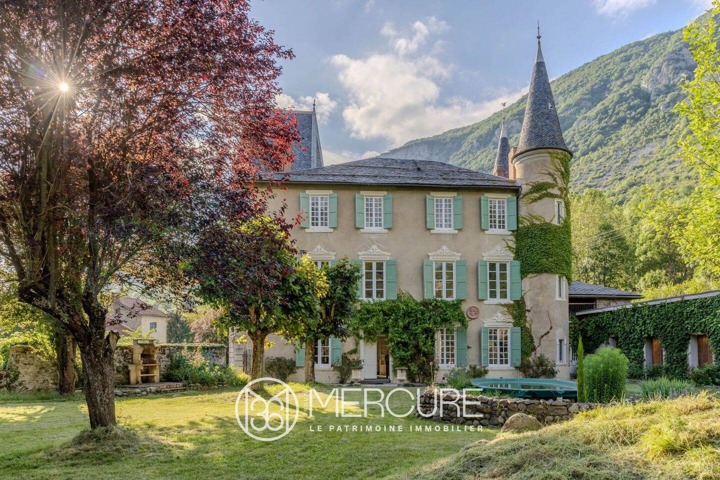 CHARMANT CHATEAU 19EME AU PIED DES MONTAGNES