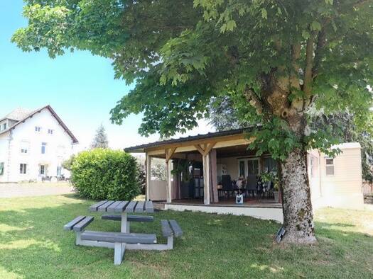 Hôtel à vendre Fonds de commerce 398 500 € 12 pièces 1 096 m² d'espace de restauration Montsalvy 15120