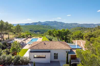 Villa à louer 15 000 € 9 pièces 6 chambres 440 m² 15 000 m² de terrain Aix-en-Provence 13080