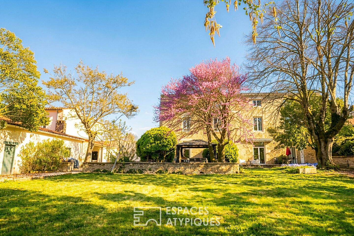 Maison 9 pièces 356 m² · à Saint-Jean-de-Liversay · 356 m² · 1 290 000 €