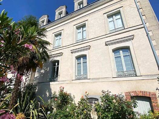 Maison à vendre 543 400 € 9 pièces 6 chambres 201 m² 329 m² de terrain Pillerie-Bootz Laval 53000