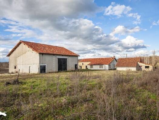 Maison à vendre 210 400 € 4 pièces 3 chambres 119 m² 147 490 m² de terrain Saint-Vincent-Jalmoutiers 24410