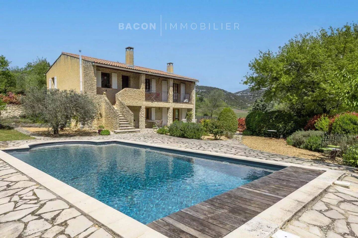 Maison en pierres avec piscine à Murs