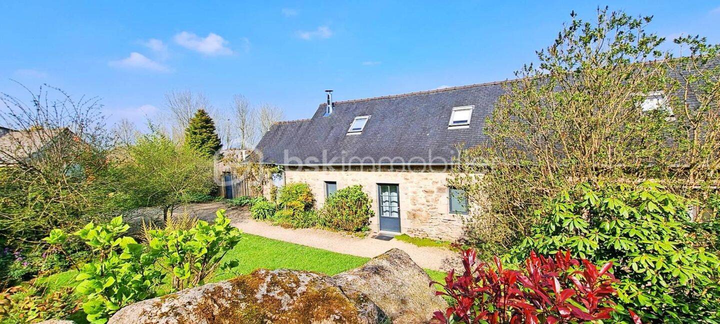 Maison 8 pièces 200 m² · à Commana · 200 m² · 469 000 €